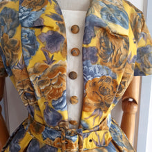 Charger l&#39;image dans la galerie, 1950s 1960s - Gorgeous Yellow Gold Rosesprint Dress - W28 (72cm)
