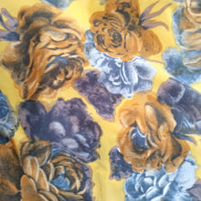 Laden Sie das Bild in den Galerie-Viewer, 1950s 1960s - Gorgeous Yellow Gold Rosesprint Dress - W28 (72cm)

