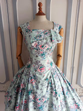 Laden Sie das Bild in den Galerie-Viewer, 1950s  - Berliner Modell - Outstanding Mint Green Rosesprint Dress - W27 (68cm)
