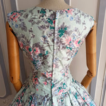 Laden Sie das Bild in den Galerie-Viewer, 1950s  - Berliner Modell - Outstanding Mint Green Rosesprint Dress - W27 (68cm)
