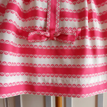 Load image into Gallery viewer, 1950s  - Adorable Pink &amp; White Cotton Dress - W25 (64cm)
