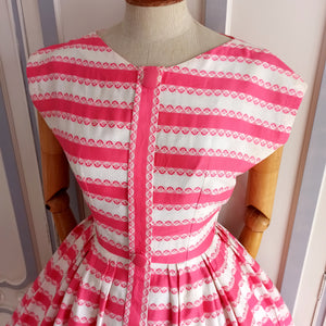 1950s  - Adorable Pink & White Cotton Dress - W25 (64cm)