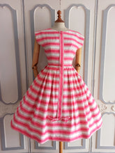 Cargar imagen en el visor de la galería, 1950s  - Adorable Pink &amp; White Cotton Dress - W25 (64cm)
