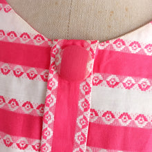 Cargar imagen en el visor de la galería, 1950s  - Adorable Pink &amp; White Cotton Dress - W25 (64cm)
