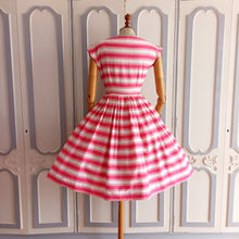 Load image into Gallery viewer, 1950s  - Adorable Pink &amp; White Cotton Dress - W25 (64cm)
