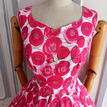 Cargar imagen en el visor de la galería, 1950s  - Spectacular Poppies Textured Cotton Dress - W27 (68cm)
