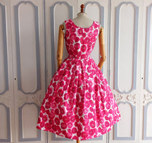Laden Sie das Bild in den Galerie-Viewer, 1950s  - Spectacular Poppies Textured Cotton Dress - W27 (68cm)
