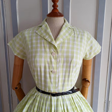 Laden Sie das Bild in den Galerie-Viewer, 1950s  - Gorgeous Lime Checked Cotton Dress - W27 (68cm)
