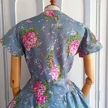 Laden Sie das Bild in den Galerie-Viewer, 1950s  - Exquisite Teal Hydrangeas Print Silk Dress - W31.5 (80cm)
