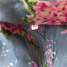 Laden Sie das Bild in den Galerie-Viewer, 1950s  - Exquisite Teal Hydrangeas Print Silk Dress - W31.5 (80cm)
