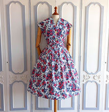 Laden Sie das Bild in den Galerie-Viewer, 1950s 1960s - Gorgeous Parisien Roseprint Belted Dress - W27.5 (70cm)
