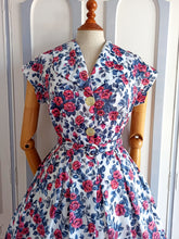 Laden Sie das Bild in den Galerie-Viewer, 1950s 1960s - Gorgeous Parisien Roseprint Belted Dress - W27.5 (70cm)
