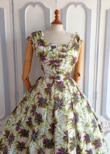 Laden Sie das Bild in den Galerie-Viewer, 1950s - Spectacular Tie Shoulder Summer Dress - W27.5 (70cm)
