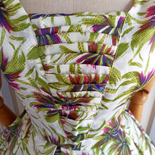 Charger l&#39;image dans la galerie, 1950s - Spectacular Tie Shoulder Summer Dress - W27.5 (70cm)
