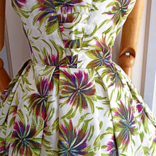 Cargar imagen en el visor de la galería, 1950s - Spectacular Tie Shoulder Summer Dress - W27.5 (70cm)

