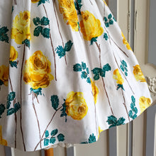 Laden Sie das Bild in den Galerie-Viewer, 1950s 1960s - Stunning Yellow Roses Cotton Dress - W27.5 (70cm)
