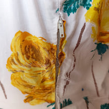 Cargar imagen en el visor de la galería, 1950s 1960s - Stunning Yellow Roses Cotton Dress - W27.5 (70cm)

