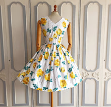 Laden Sie das Bild in den Galerie-Viewer, 1950s 1960s - Stunning Yellow Roses Cotton Dress - W27.5 (70cm)
