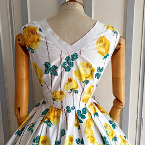 1950s 1960s - Stunning Yellow Roses Cotton Dress - W27.5 (70cm)