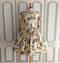 Laden Sie das Bild in den Galerie-Viewer, 1950s 1960s - Gorgeous Floral Dress - W27 (68cm)
