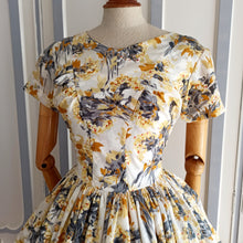 Cargar imagen en el visor de la galería, 1950s 1960s - Gorgeous Floral Dress - W27 (68cm)

