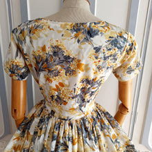 Cargar imagen en el visor de la galería, 1950s 1960s - Gorgeous Floral Dress - W27 (68cm)
