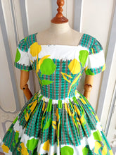Laden Sie das Bild in den Galerie-Viewer, 1950s 1960s - PLUTINA - Stunning Floral Cotton Dress - W26 (66cm)
