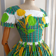 Load image into Gallery viewer, 1950s 1960s - PLUTINA - Stunning Floral Cotton Dress - W26 (66cm)
