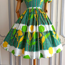 Laden Sie das Bild in den Galerie-Viewer, 1950s 1960s - PLUTINA - Stunning Floral Cotton Dress - W26 (66cm)
