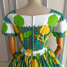 Cargar imagen en el visor de la galería, 1950s 1960s - PLUTINA - Stunning Floral Cotton Dress - W26 (66cm)
