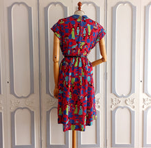 Laden Sie das Bild in den Galerie-Viewer, 1940s 1950s (?) - Fabulous Novelty Print Rayon Dress - W32 (82cm)
