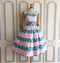Cargar imagen en el visor de la galería, 1950s - Stunning Floral Stripes Cotton Dress - W31.5 (80cm)
