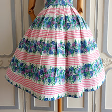 Laden Sie das Bild in den Galerie-Viewer, 1950s - Stunning Floral Stripes Cotton Dress - W31.5 (80cm)
