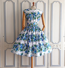 Laden Sie das Bild in den Galerie-Viewer, 1950s - Stunning Floral Pockets Cotton Dress - W27.5 (70cm)
