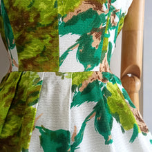 Cargar imagen en el visor de la galería, 1950s 1960s - Vibrant Floral Textured Cotton Dress - W29 (74cm)
