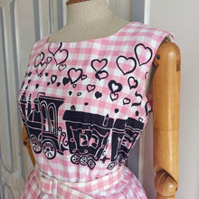 Cargar imagen en el visor de la galería, 1950s 1960s - Confezione di Lusso - Ultrarare Hearts Train Print Cotton Dress - W29 (74cm)
