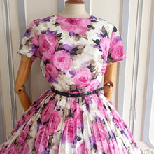 Laden Sie das Bild in den Galerie-Viewer, 1950s 1960s - TREVIRA, Berlin - Stunning Roseprint Dress - W27.5 (70cm)

