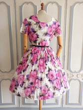 Laden Sie das Bild in den Galerie-Viewer, 1950s 1960s - TREVIRA, Berlin - Stunning Roseprint Dress - W27.5 (70cm)
