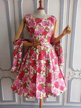 Laden Sie das Bild in den Galerie-Viewer, 1950s 1960s - Stunning Back Tails Roseprint Dress - W25 (64cm)
