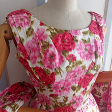 Carica l&#39;immagine nel visualizzatore di Gallery, 1950s 1960s - Stunning Back Tails Roseprint Dress - W25 (64cm)
