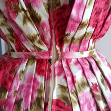 Laden Sie das Bild in den Galerie-Viewer, 1950s 1960s - Stunning Back Tails Roseprint Dress - W25 (64cm)
