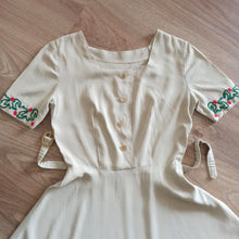 Charger l&#39;image dans la galerie, 1940s - Delicious Hand Embroidered Gab Rayon Dress - W25 (64cm)
