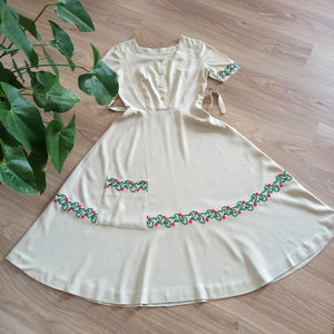 1940s - Delicious Hand Embroidered Gab Rayon Dress - W25 (64cm)