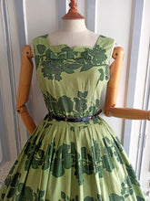 Laden Sie das Bild in den Galerie-Viewer, 1950s - St. Michael, UK - Stunning Green Floral Dress - W29 (74cm)
