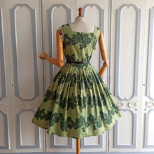 Cargar imagen en el visor de la galería, 1950s - St. Michael, UK - Stunning Green Floral Dress - W29 (74cm)
