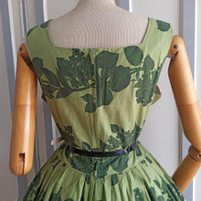 Cargar imagen en el visor de la galería, 1950s - St. Michael, UK - Stunning Green Floral Dress - W29 (74cm)
