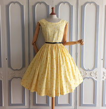 Charger l&#39;image dans la galerie, 1950s - Adorable Yellow Vichy Dots Cotton Dress - W28 (72cm)
