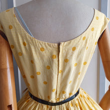 Laden Sie das Bild in den Galerie-Viewer, 1950s - Adorable Yellow Vichy Dots Cotton Dress - W28 (72cm)
