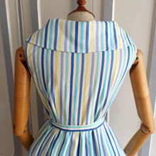 Cargar imagen en el visor de la galería, 1950s - Gorgeous Striped Shawl Collar Dress - W29 (74cm)
