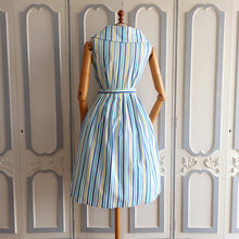 Laden Sie das Bild in den Galerie-Viewer, 1950s - Gorgeous Striped Shawl Collar Dress - W29 (74cm)
